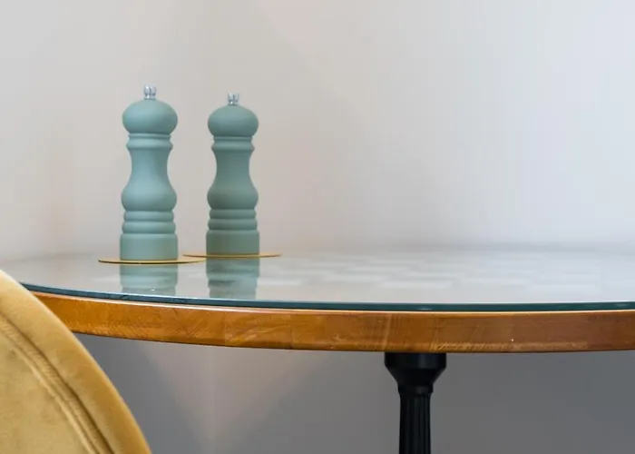 Checkers Queen Elizabeth Ultracentral Apartment