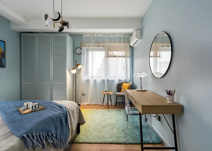Checkers Queen Elizabeth Ultracentral Apartment