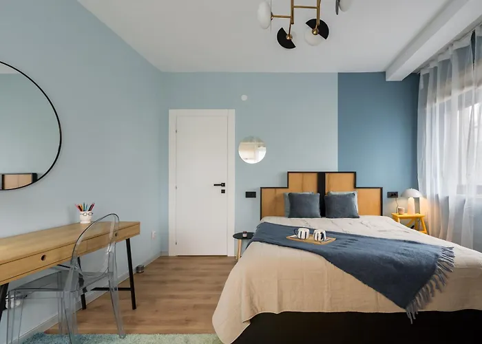 Checkers Queen Elizabeth Ultracentral Bucureşti