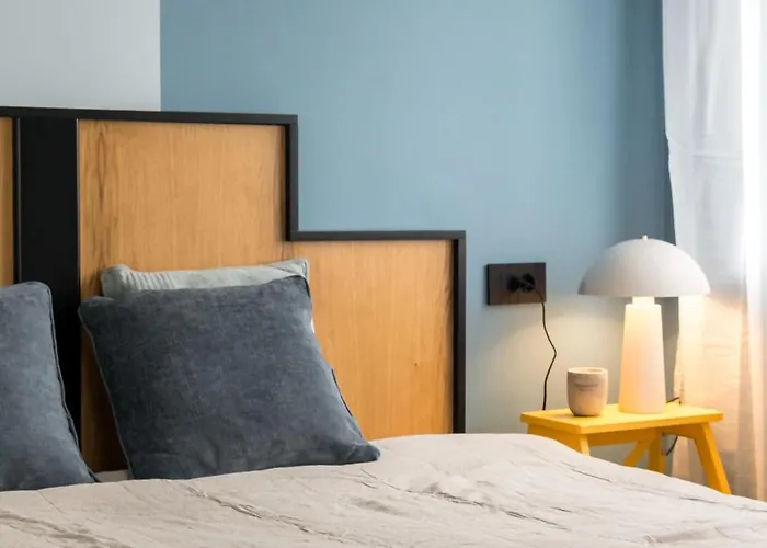 Checkers Queen Elizabeth Ultracentral *