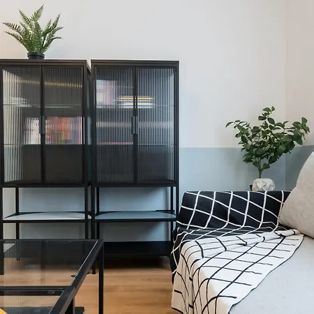 Checkers Queen Elizabeth Ultracentral * Βουκουρέστι