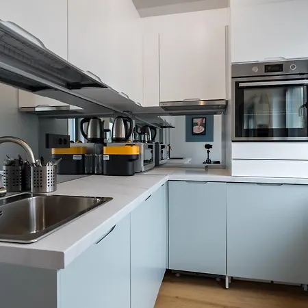 Checkers Queen Elizabeth Ultracentral Βουκουρέστι